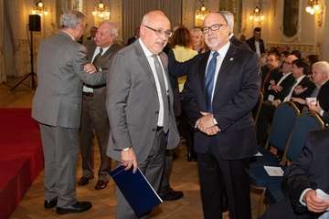 Morales recoge la Medalla de Oro de la Cámara por el servicio del Cabildo a la economía de la Isla (Foto TA)